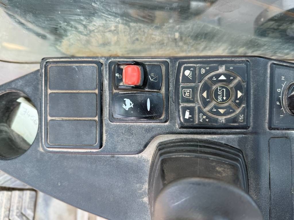 Volvo EC300EL - Hammer Lines / Automatic Greasing