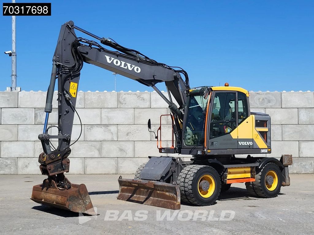 Volvo EWR150 E Outriggers + Blade