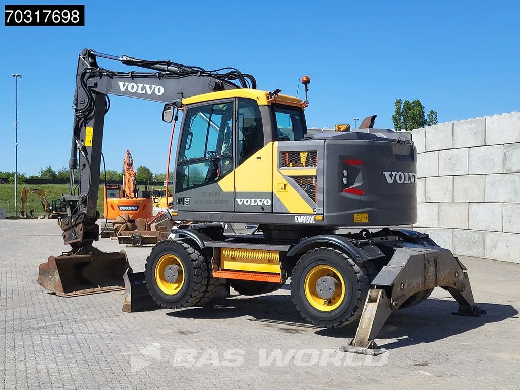 Volvo EWR150 E Outriggers + Blade