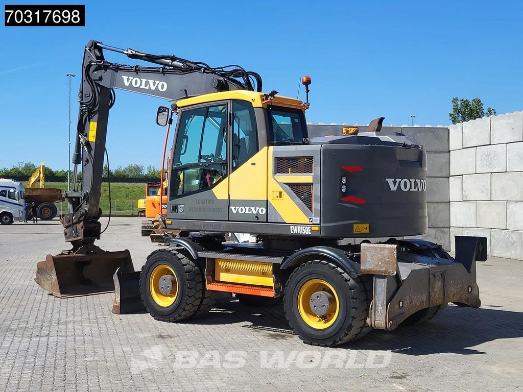 Volvo EWR150 E Outriggers + Blade
