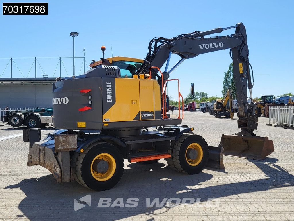 Volvo EWR150 E Outriggers + Blade