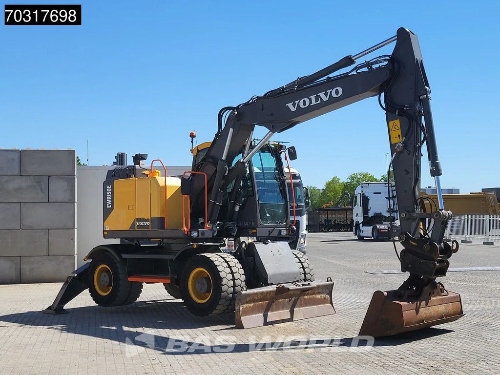 Volvo EWR150 E Outriggers + Blade