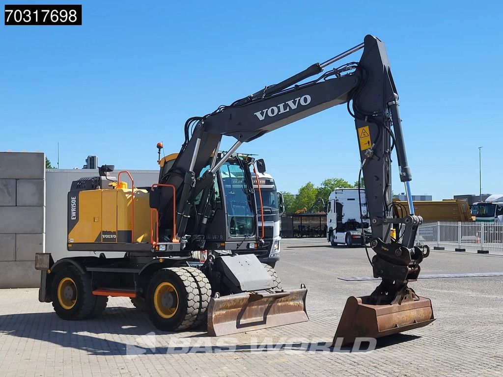Volvo EWR150 E Outriggers + Blade