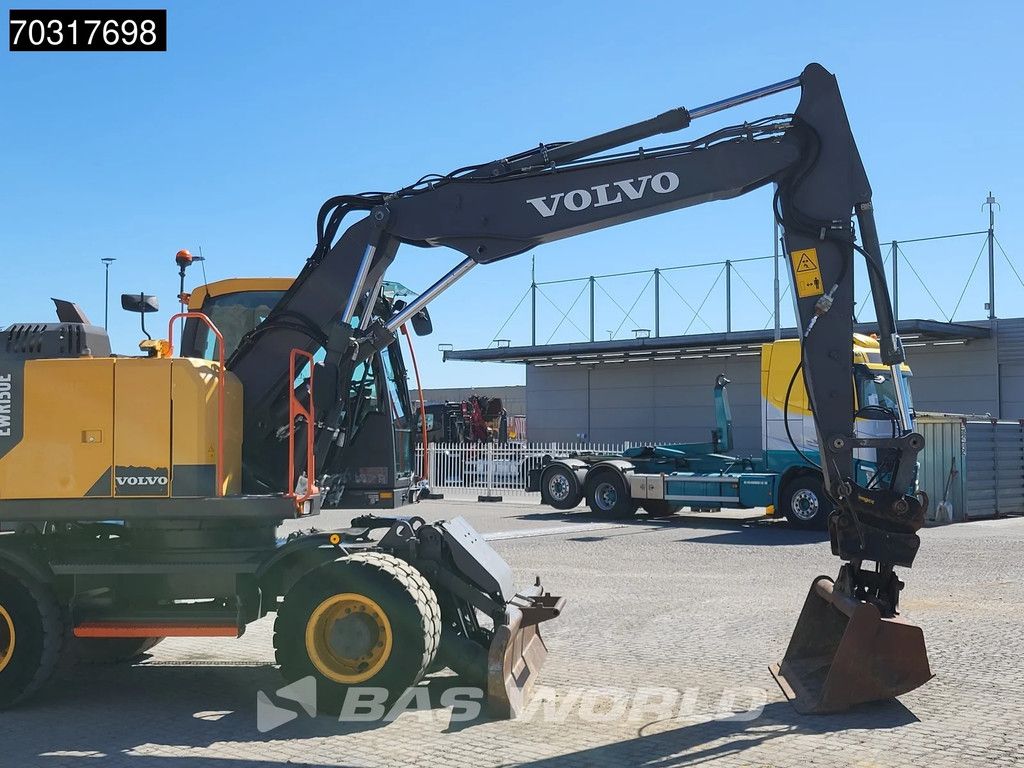 Volvo EWR150 E Outriggers + Blade