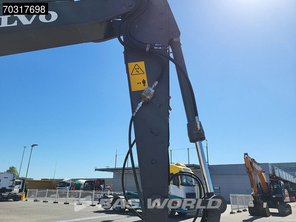 Volvo EWR150 E Outriggers + Blade