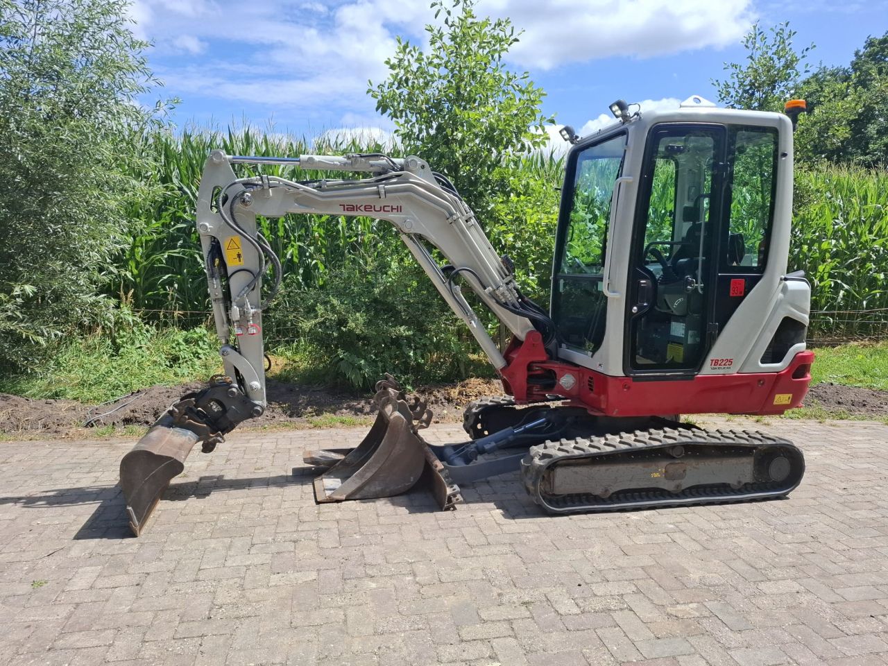Takeuchi TB225 | bj 2018 | 3543uur | Kantelstuk Vetsmering