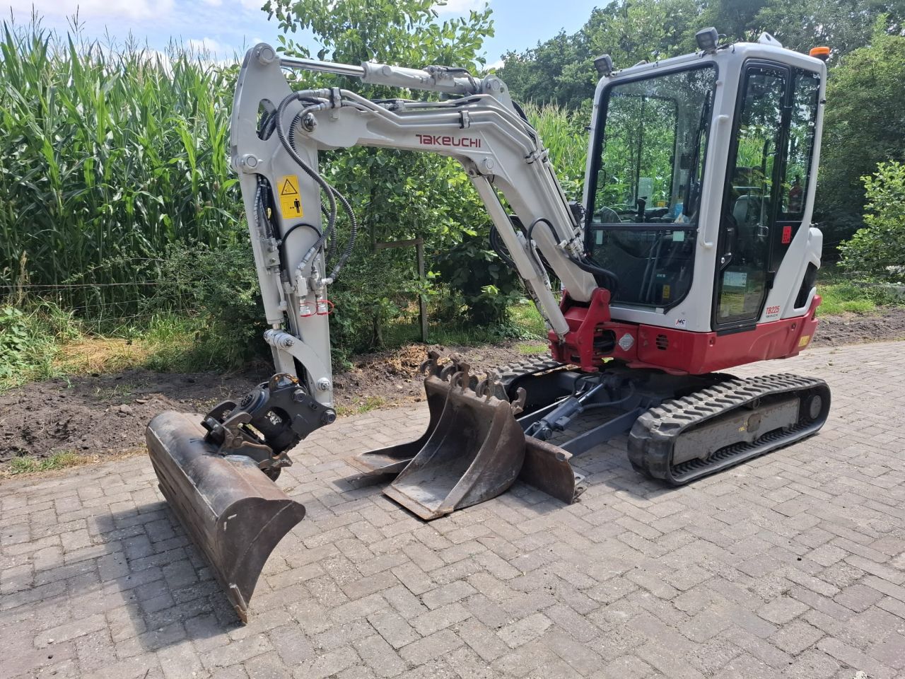 Takeuchi TB225 | bj 2018 | 3543uur | Kantelstuk Vetsmering