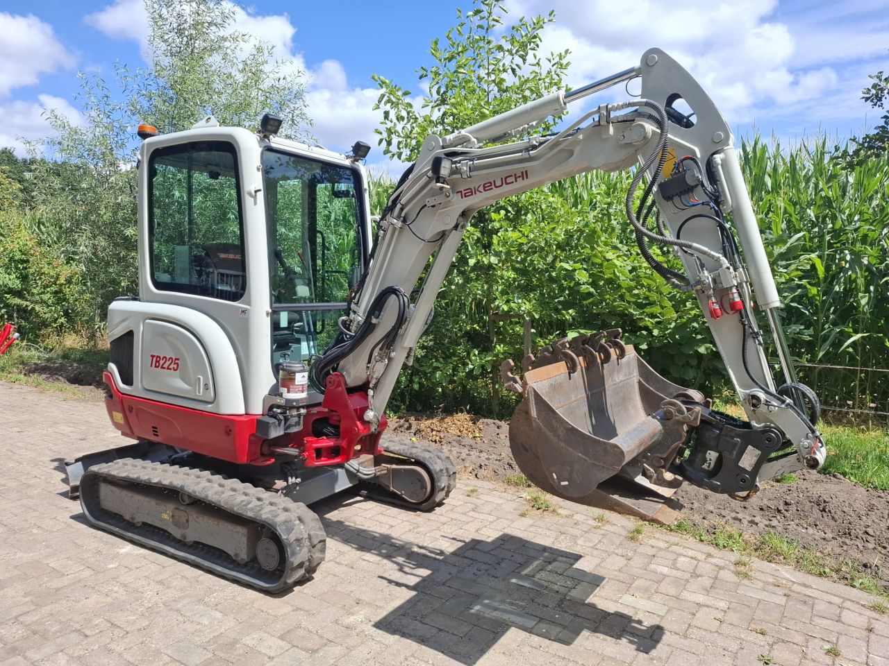 Takeuchi TB225 | bj 2018 | 3543uur | Kantelstuk Vetsmering