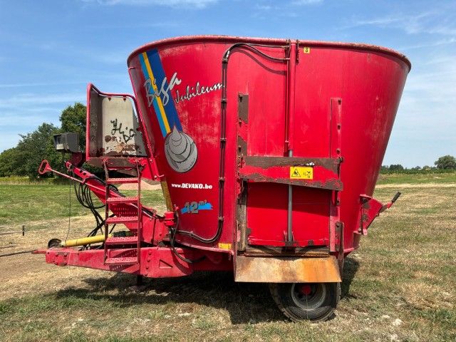 2009 Peecon Biga VME120 feed mixer