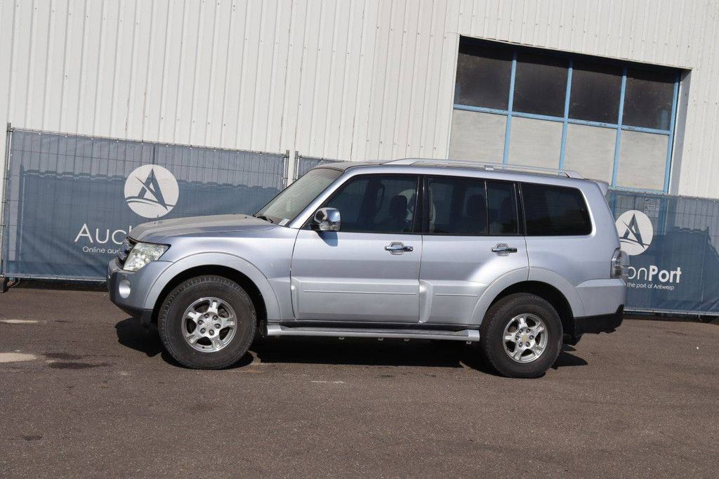 SUV Mitsubishi Pajero Petrol 2008