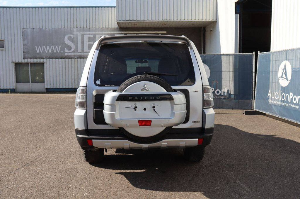 SUV Mitsubishi Pajero Petrol 2008