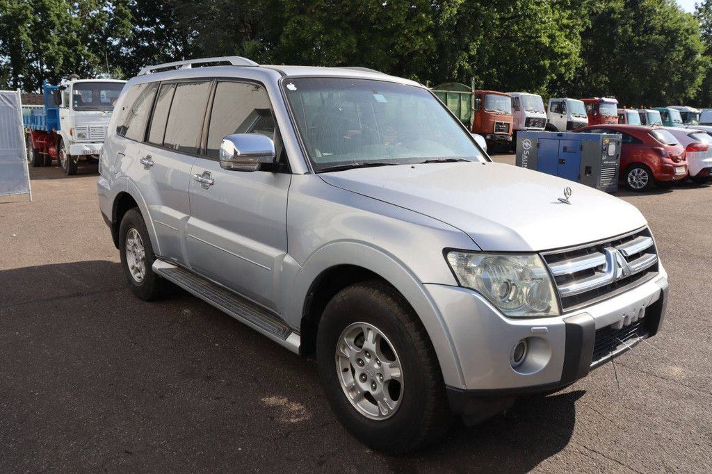 SUV Mitsubishi Pajero Petrol 2008
