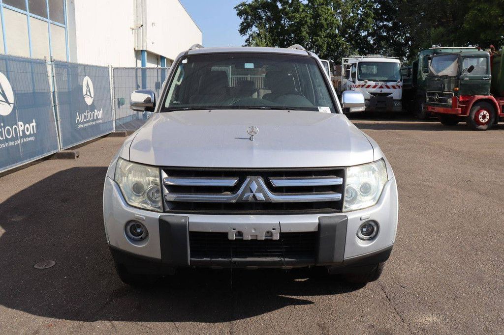 SUV Mitsubishi Pajero Petrol 2008