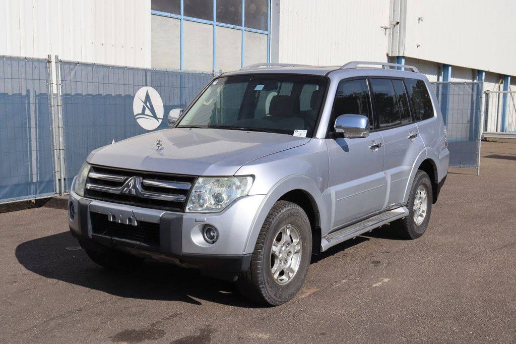 SUV Mitsubishi Pajero Petrol 2008