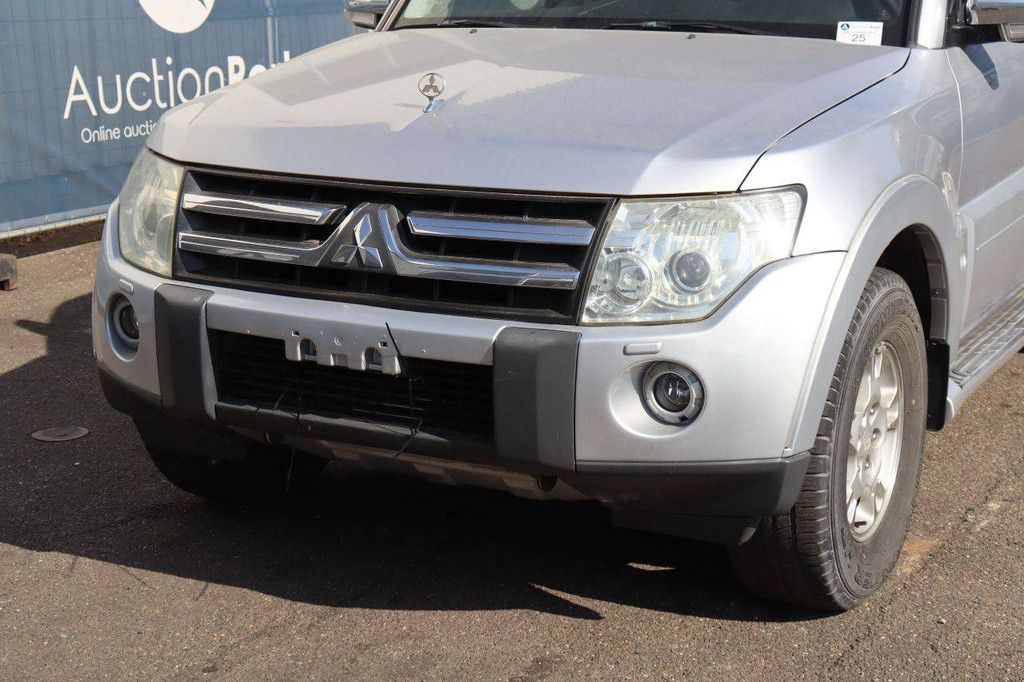 SUV Mitsubishi Pajero Petrol 2008