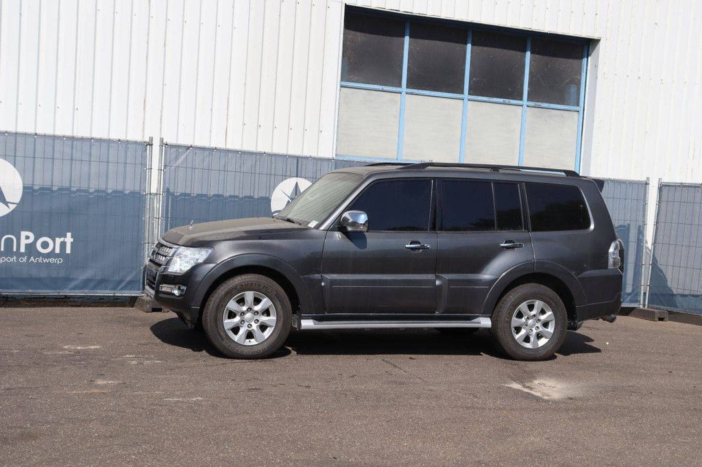 SUV Mitsubishi Pajero Petrol 2015