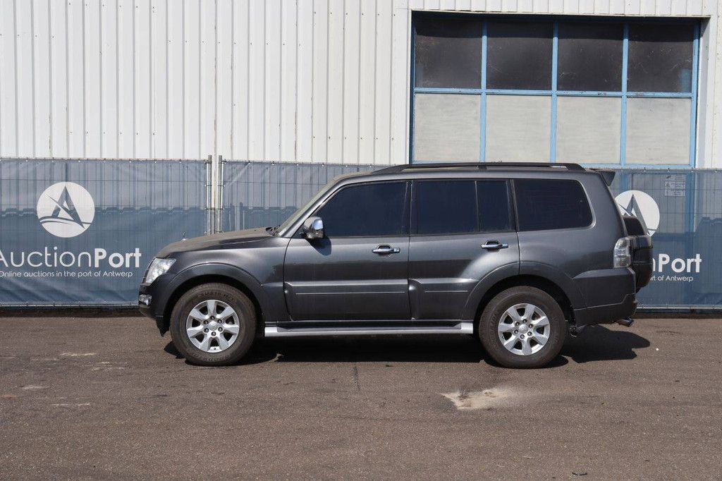 SUV Mitsubishi Pajero Petrol 2015