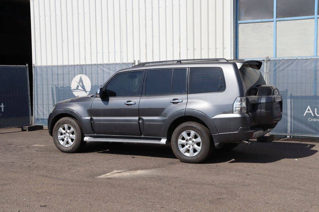 SUV Mitsubishi Pajero Petrol 2015
