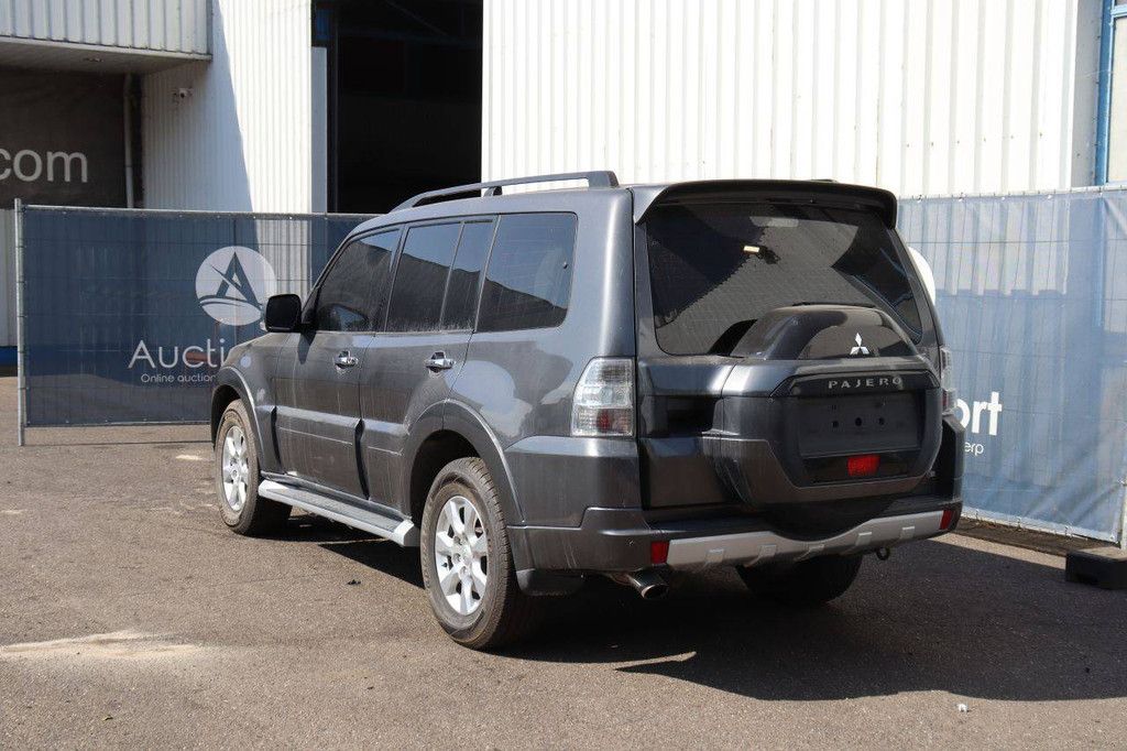 SUV Mitsubishi Pajero Petrol 2015