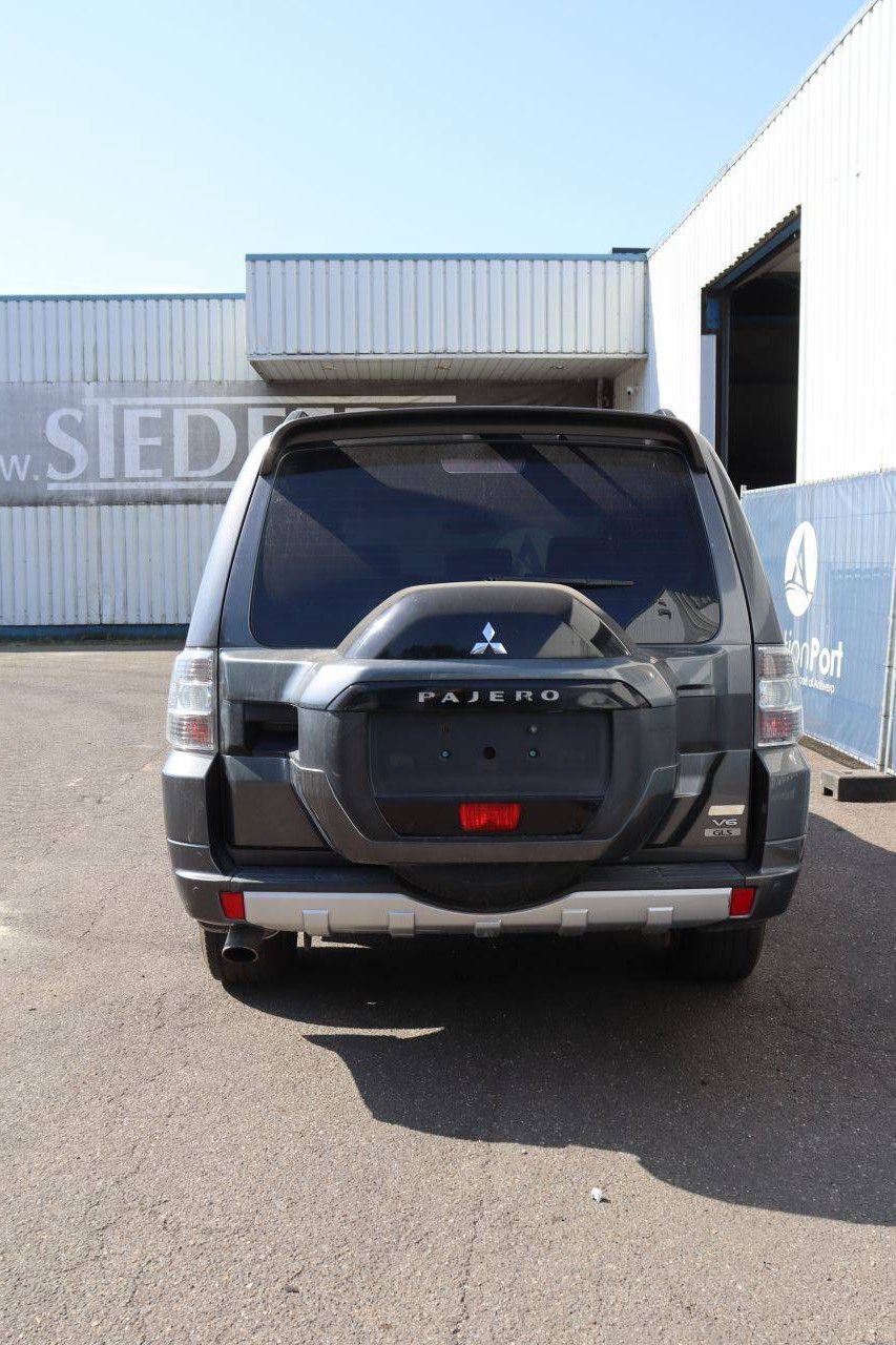 SUV Mitsubishi Pajero Petrol 2015