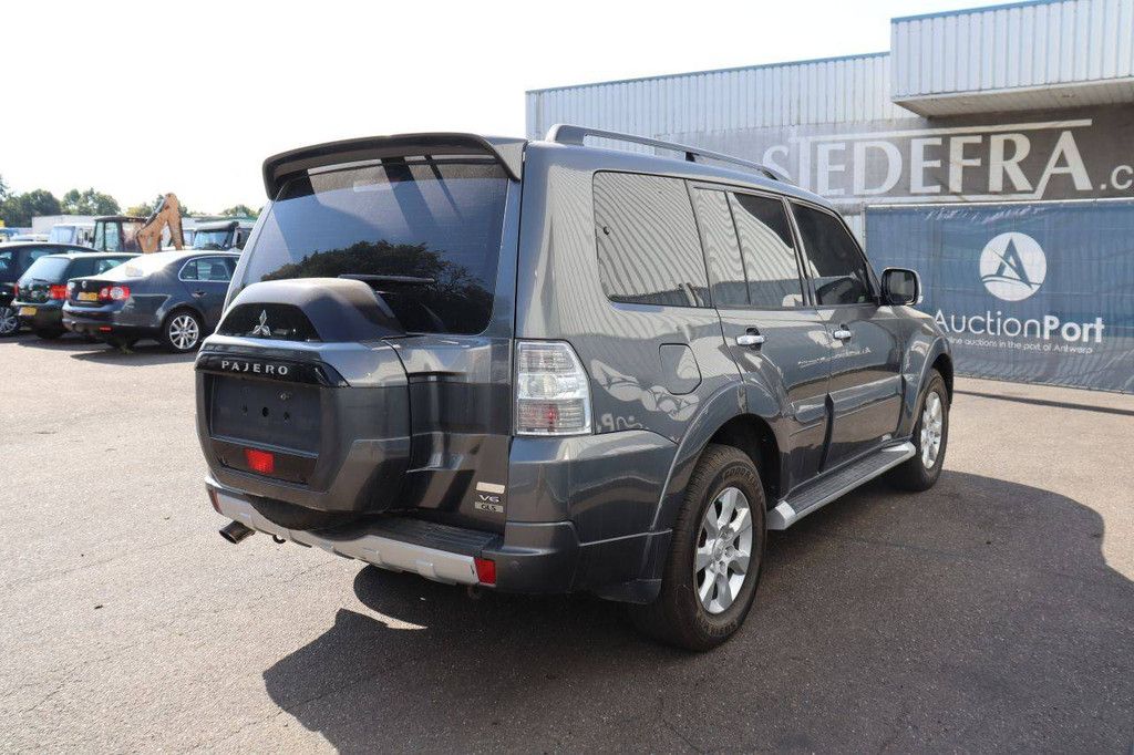SUV Mitsubishi Pajero Petrol 2015
