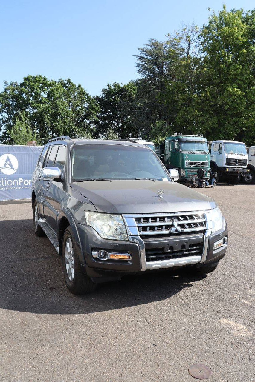 SUV Mitsubishi Pajero Petrol 2015