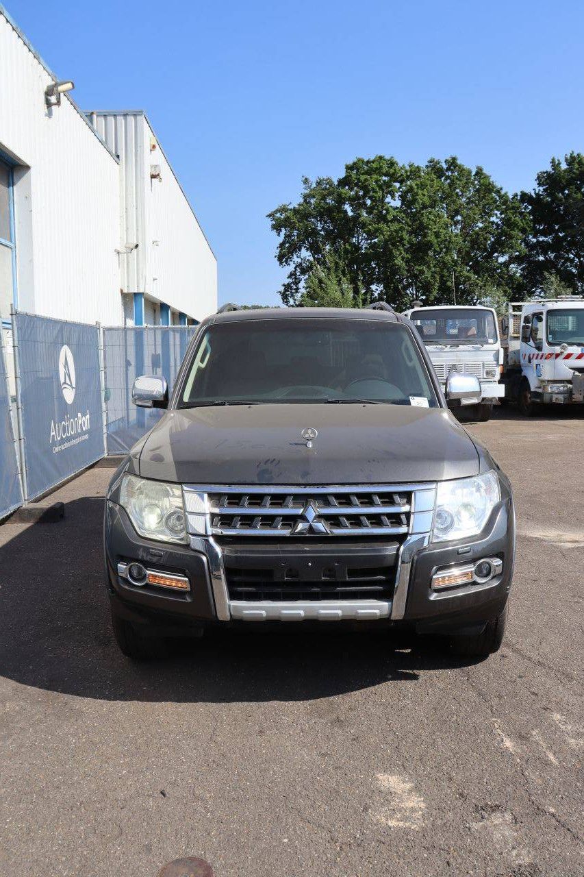 SUV Mitsubishi Pajero Petrol 2015