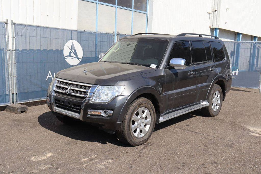 SUV Mitsubishi Pajero Petrol 2015