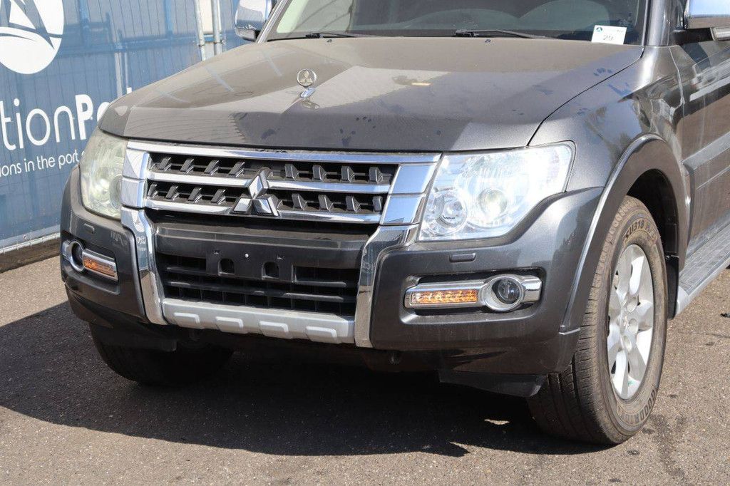 SUV Mitsubishi Pajero Petrol 2015