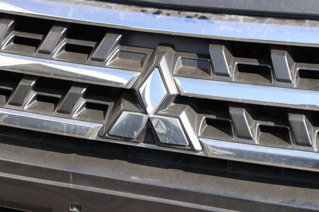 SUV Mitsubishi Pajero Petrol 2015