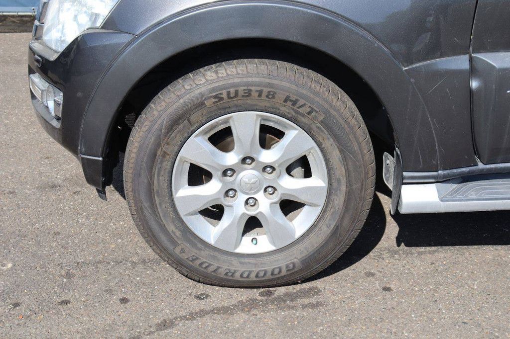 SUV Mitsubishi Pajero Petrol 2015