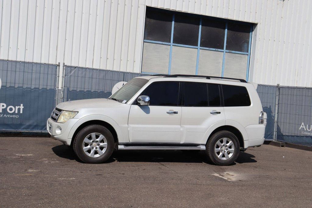 SUV Mitsubishi Pajero GLS Petrol 2013