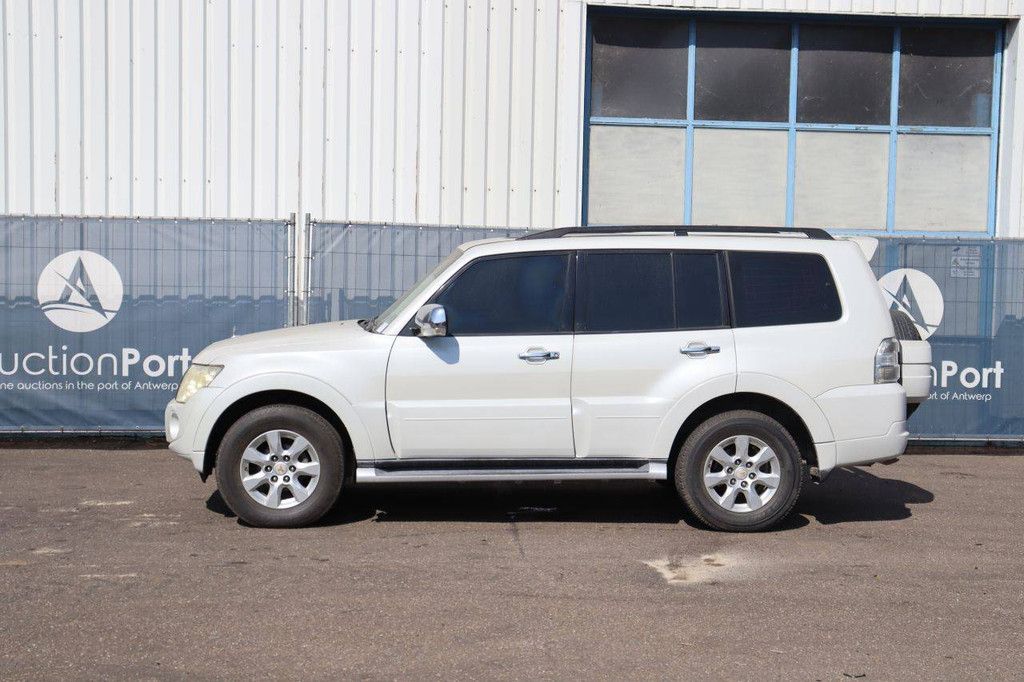 SUV Mitsubishi Pajero GLS Petrol 2013