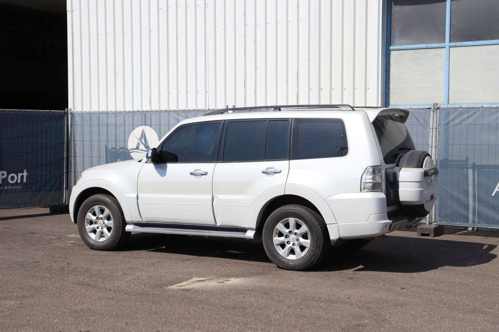 SUV Mitsubishi Pajero GLS Petrol 2013