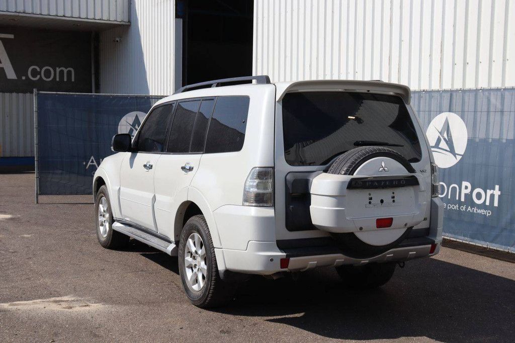 SUV Mitsubishi Pajero GLS Petrol 2013