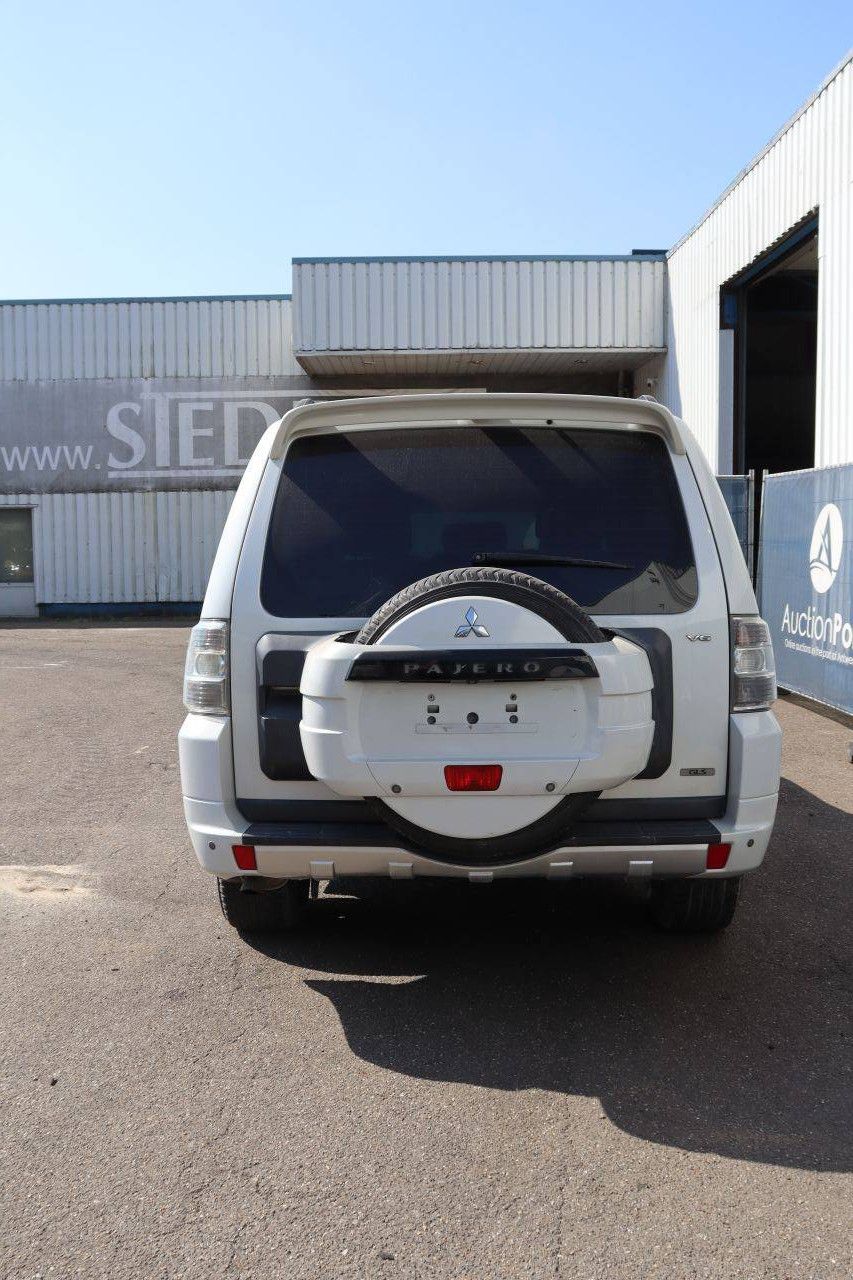 SUV Mitsubishi Pajero GLS Petrol 2013