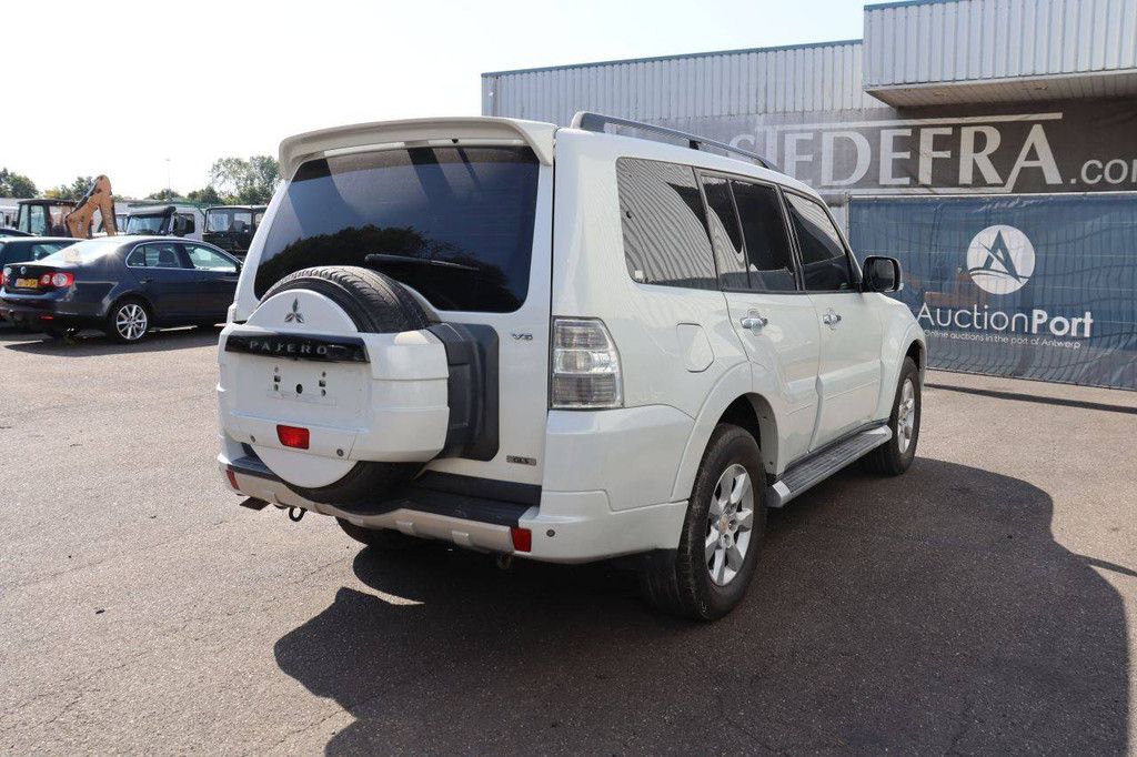 SUV Mitsubishi Pajero GLS Petrol 2013