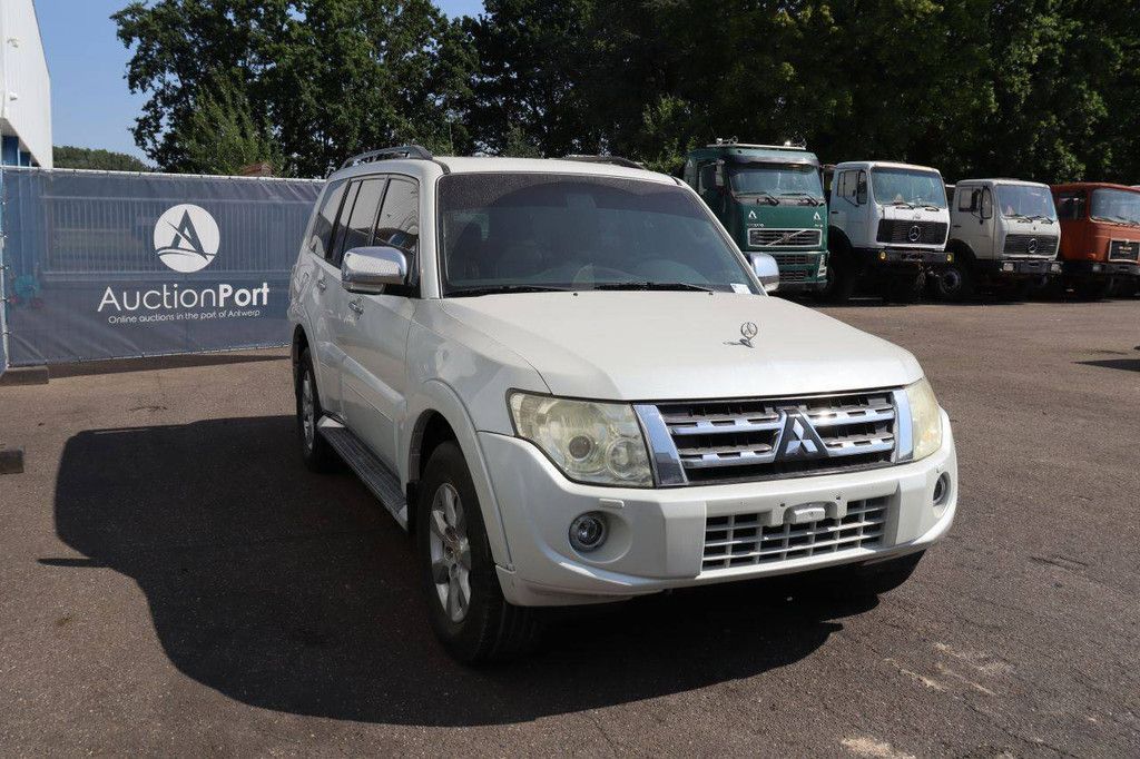 SUV Mitsubishi Pajero GLS Petrol 2013