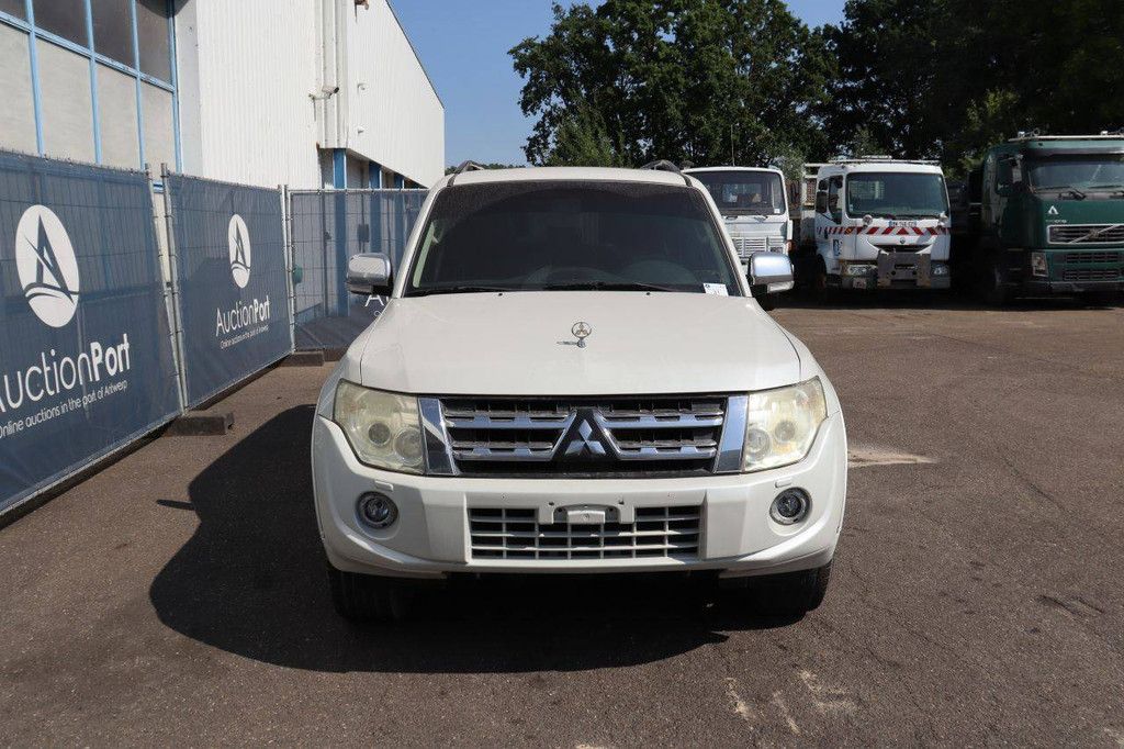 SUV Mitsubishi Pajero GLS Petrol 2013