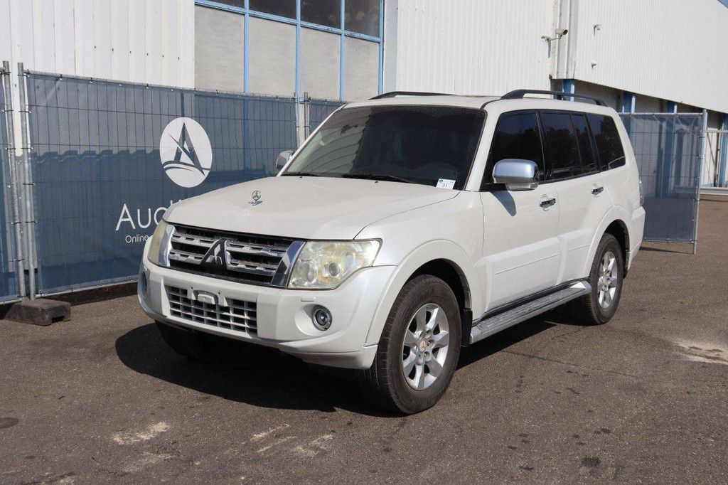 SUV Mitsubishi Pajero GLS Petrol 2013