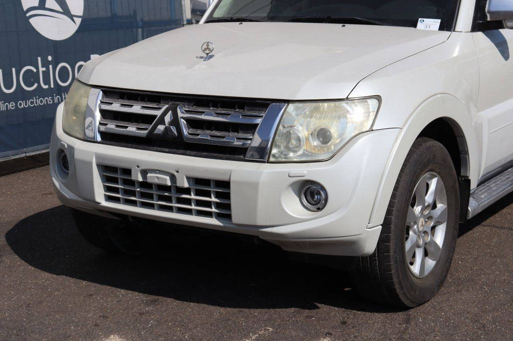 SUV Mitsubishi Pajero GLS Petrol 2013