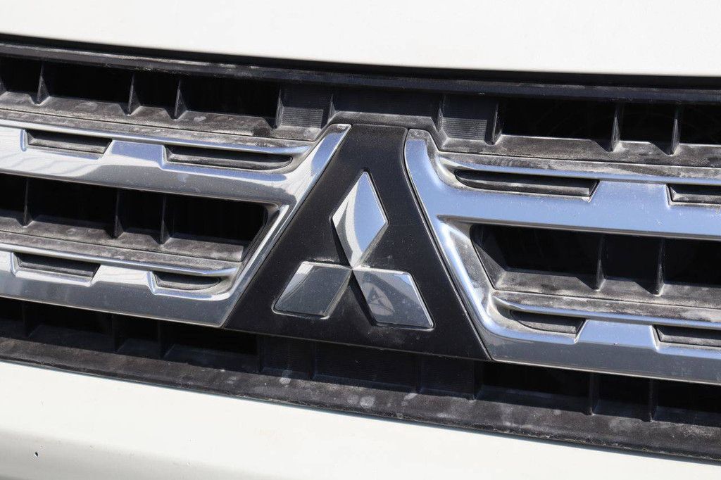 SUV Mitsubishi Pajero GLS Petrol 2013