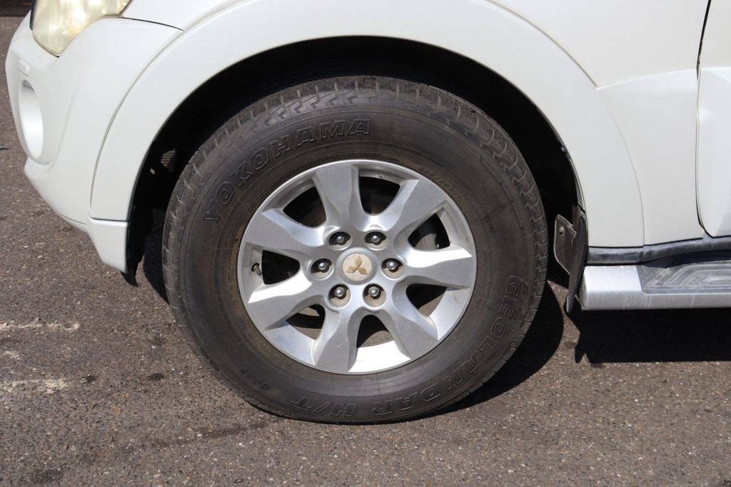 SUV Mitsubishi Pajero GLS Petrol 2013