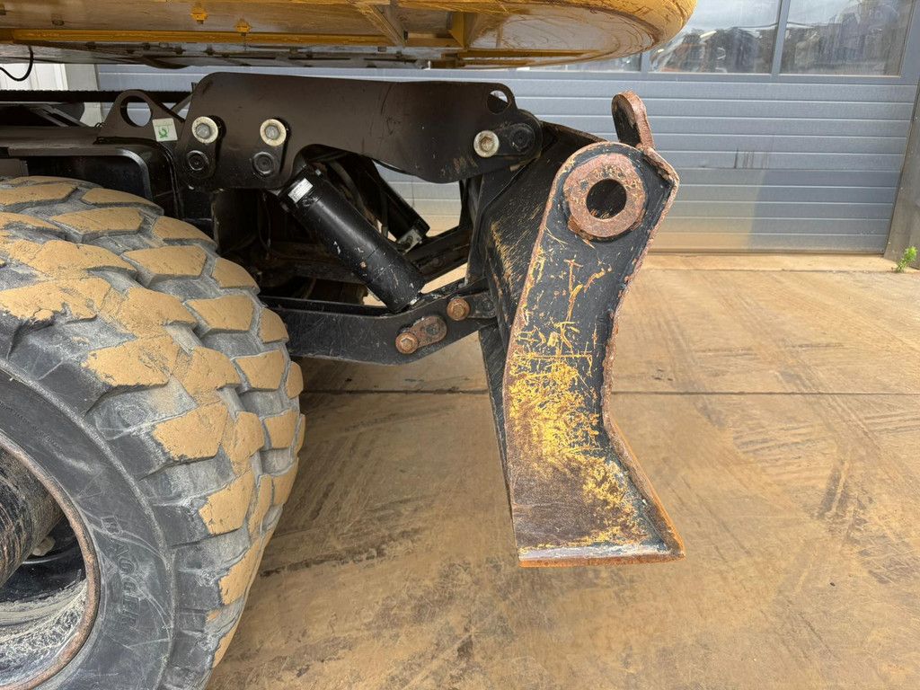 Caterpillar M320F