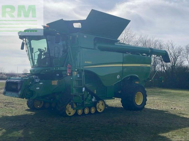 John Deere S690