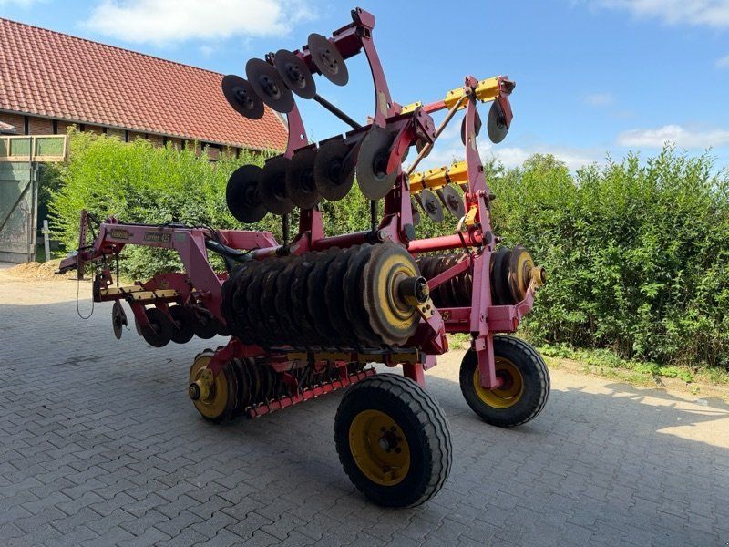 Väderstad Carrier 425 mit Striegel