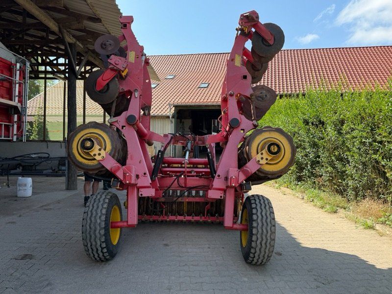 Väderstad Carrier 425 mit Striegel