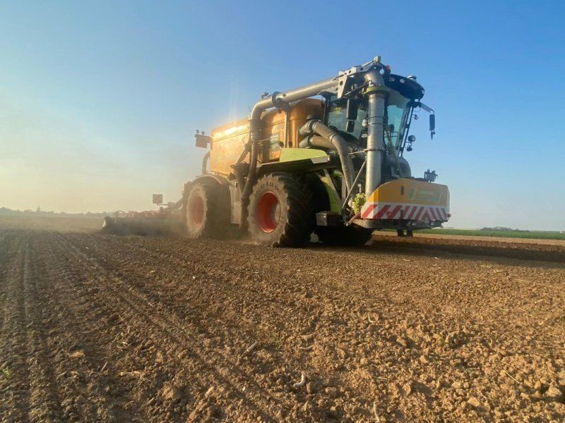 Claas XERION 4000 ST mit Zunhammer Gülleaufbau