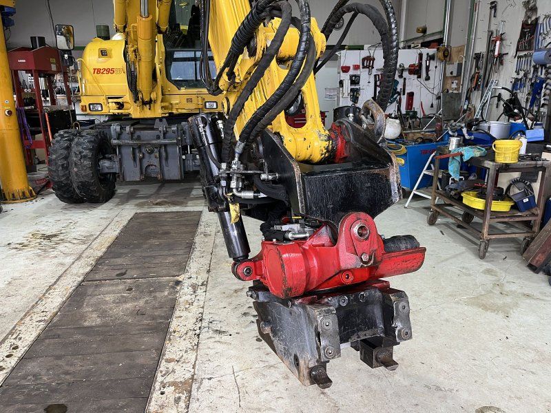 Takeuchi Rototilt +Oilquick für TB 290 295W 175