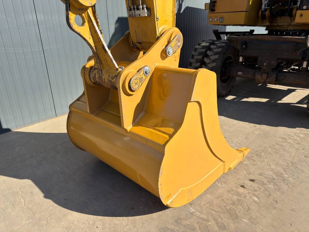 CAT M320F